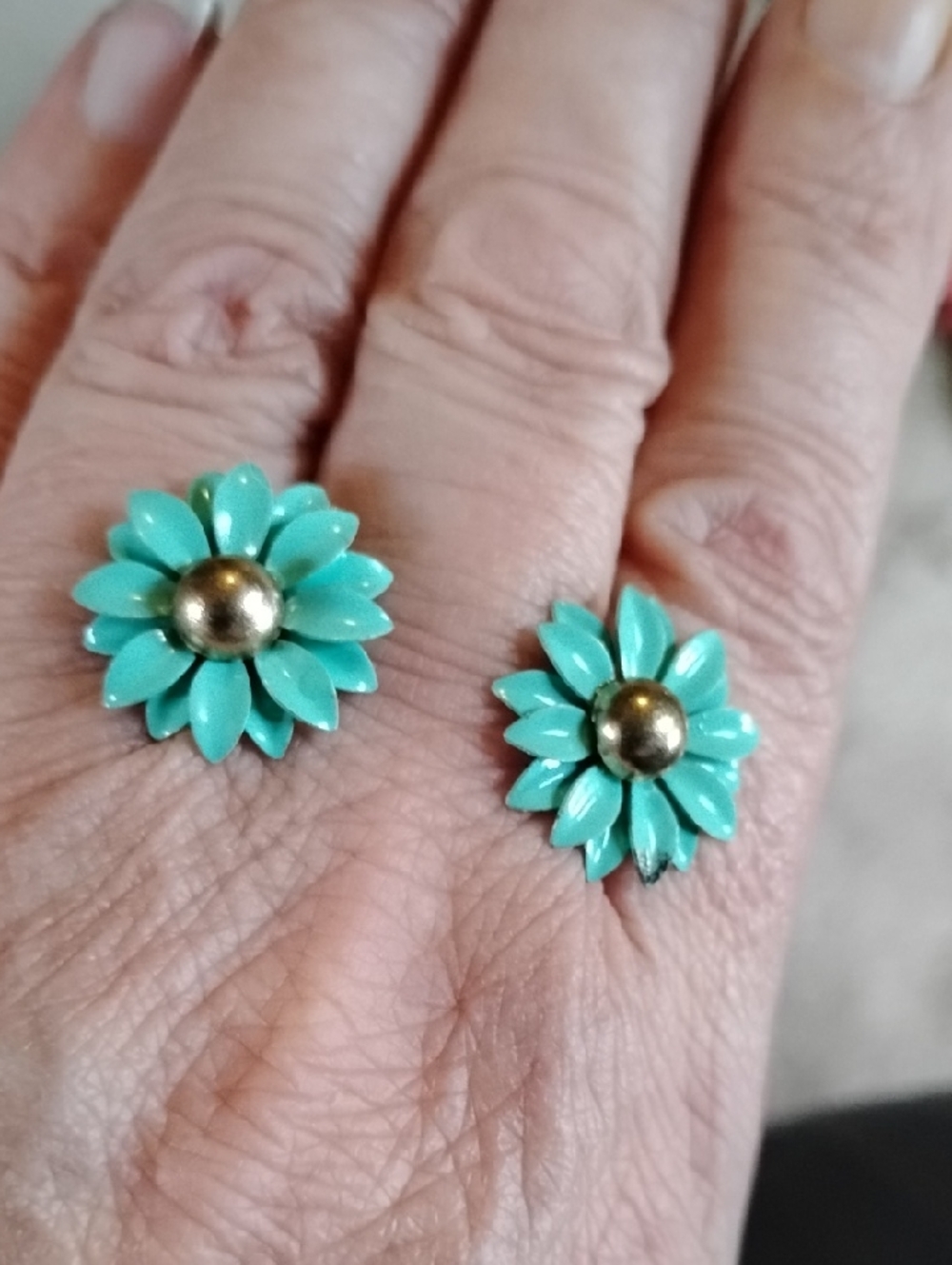 Turquoise Floral Stud Earrings - Unbranded Daisy Design With Gold Center